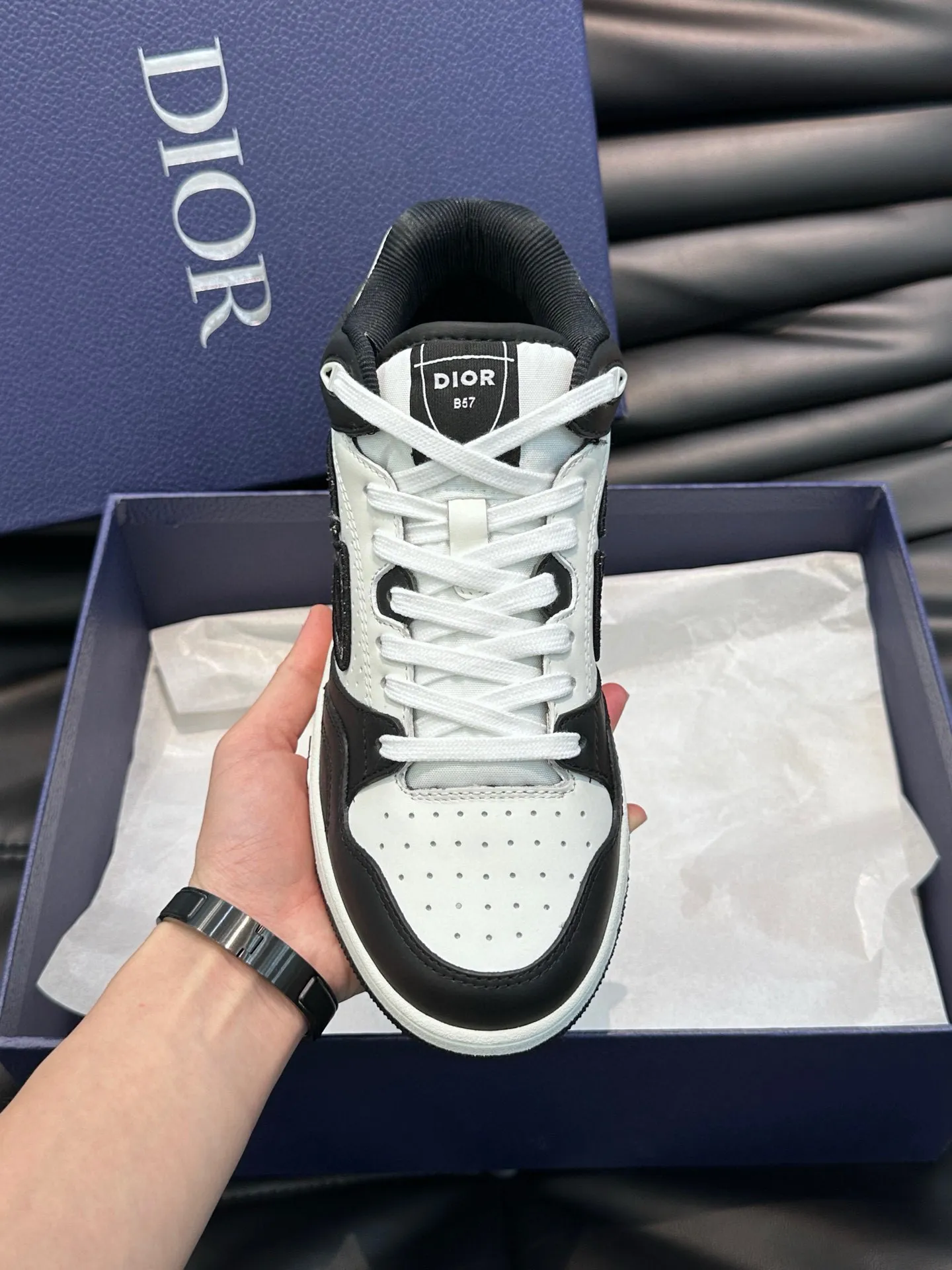Ex-factory price: 440💰DIOB57 mid-top sneakers are shipped. This B57 mid-top sneaker is a new product in the 2024 spring men's wear series. It reinterprets the basketball shoe design and has become a classic item of Dior. Mid-top lace-up style crafted from color-blocked cow leather with contrasting suede and a CD logo displayed on the side. The tongue is decorated with the Dior B57 logo, and various distinctive details enhance the style. The CD logo eyelet details, upper stitching and rubber panels highlight the dynamic charm of its sports style. With two-color rubber sole, mesh fabric lining and cotton lining for foot padding, the upper foot is comfortable and breathable. Can be paired with a variety of clothing to create a sophisticated look. Code 38-44, (45 can be customized)
